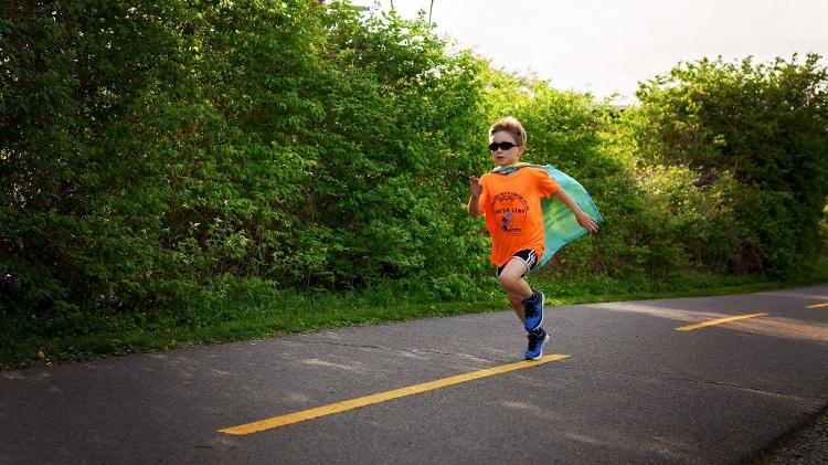 Menino de 9 anos corre 190 km para ajudar crianças com câncer