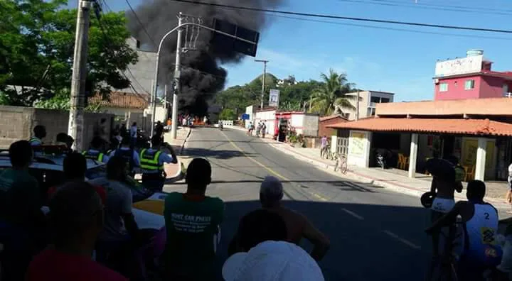 Moradores e comerciantes de Piúma bloqueiam ponte em protesto por fechamento de canal