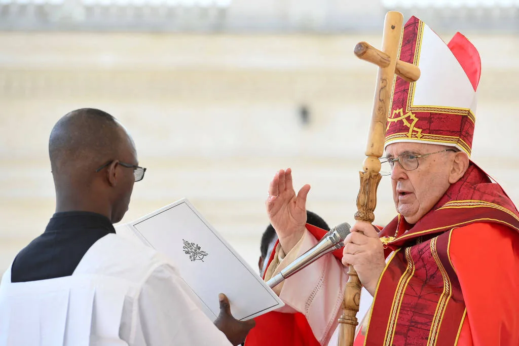 Papa Francisco participa da missa de Domingo de Ramos na Praça de São Pedro