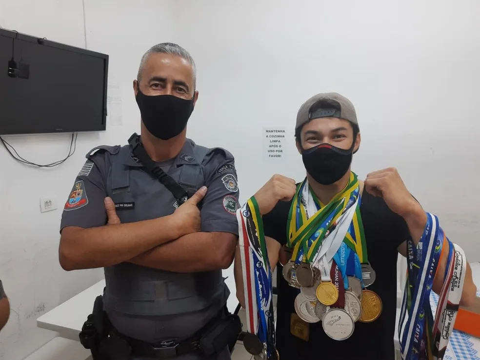 PM encontra medalhas roubadas do ginasta Arthur Nory dentro de lixeira em Osasco