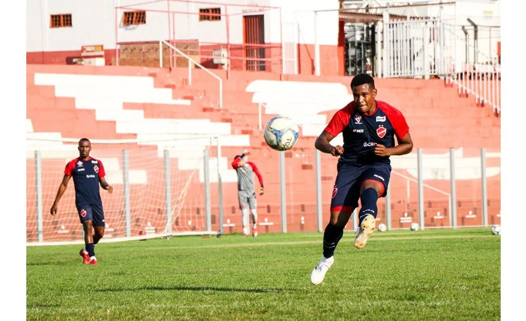 Vitória vence Vila Nova em Goiânia e se afasta da zona do rebaixamento