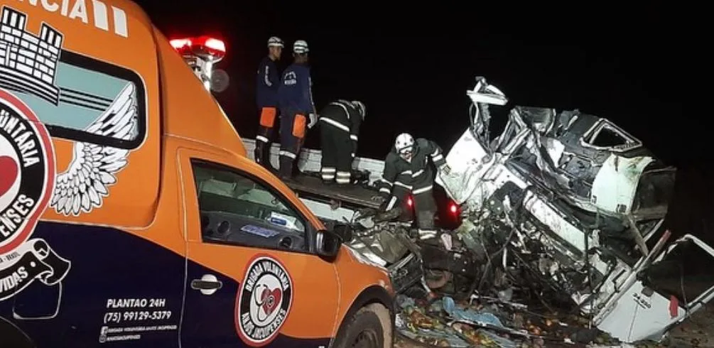 Acidente entre caminhão e micro-ônibus deixa 24 mortos na Bahia