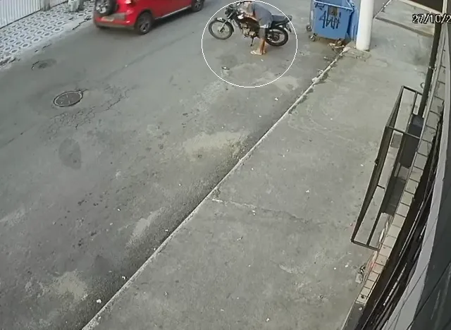 VÍDEO | Bandido atrapalhado empurra moto roubada para fugir de assalto em Cariacica