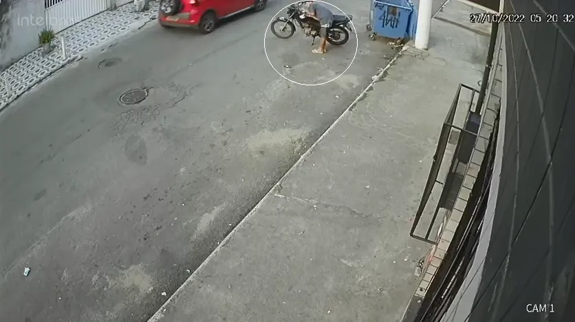 VÍDEO | Bandido atrapalhado empurra moto roubada para fugir de assalto em Cariacica