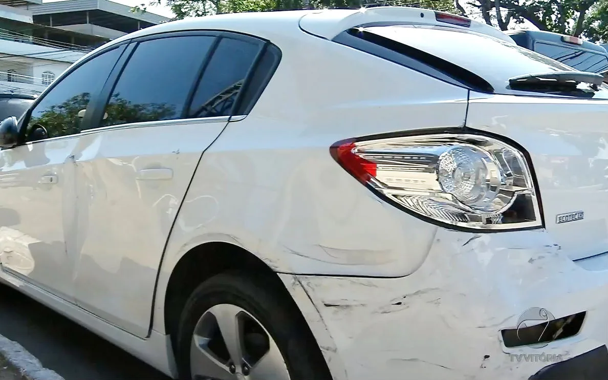 Homem bate em cinco carros ao tentar fugir da polícia e é preso em Cariacica