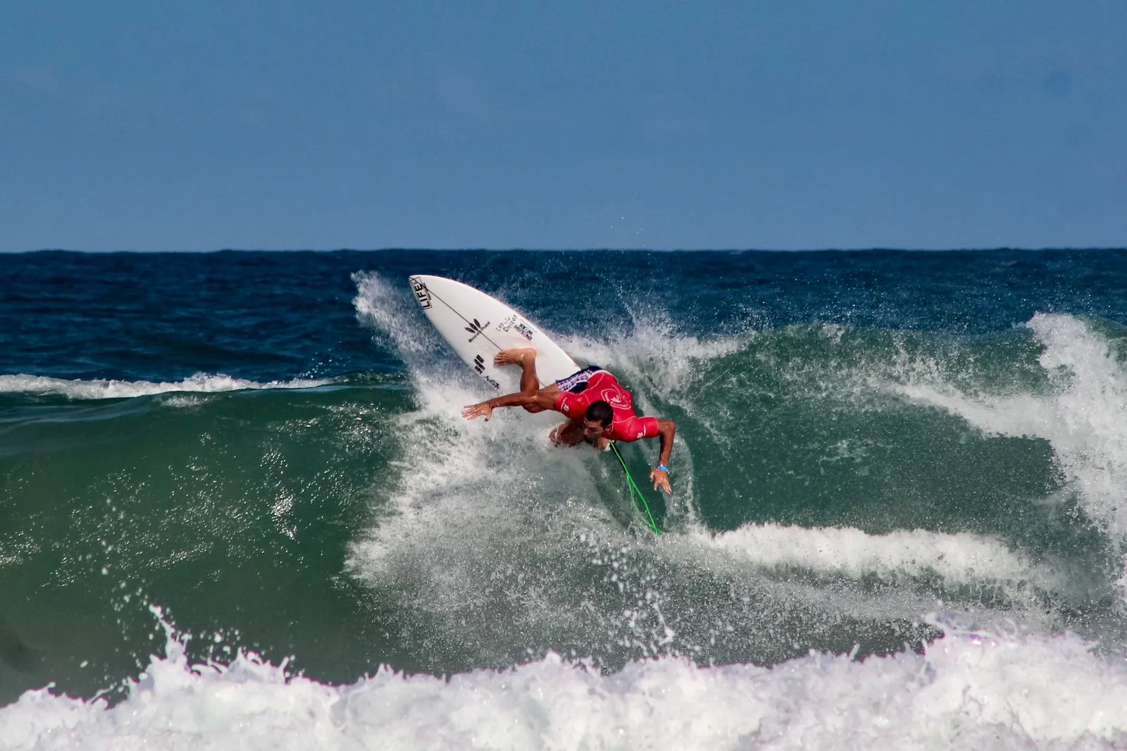 Capixaba Rafael Teixeira garante pontos importantes no surfe