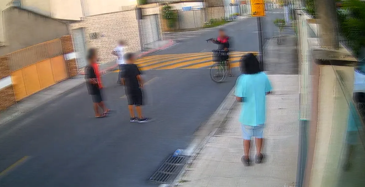 VÍDEO | Jovens são rendidos e assaltados em rua de Linhares