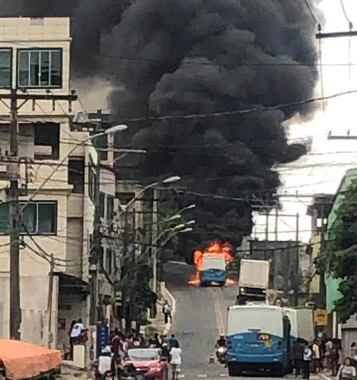 VÍDEO | Incêndio atinge ônibus do Transcol em Cariacica