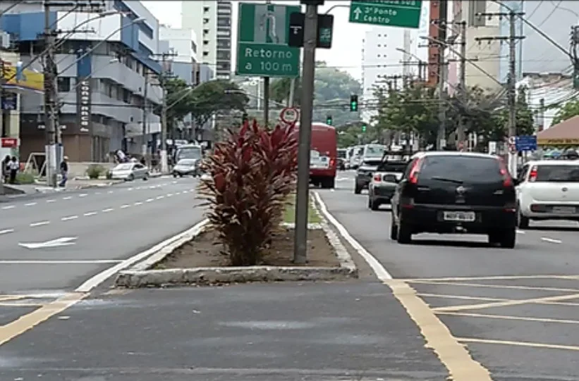 Motorista para em sinal e tem celular roubado por pedestre em Vitória