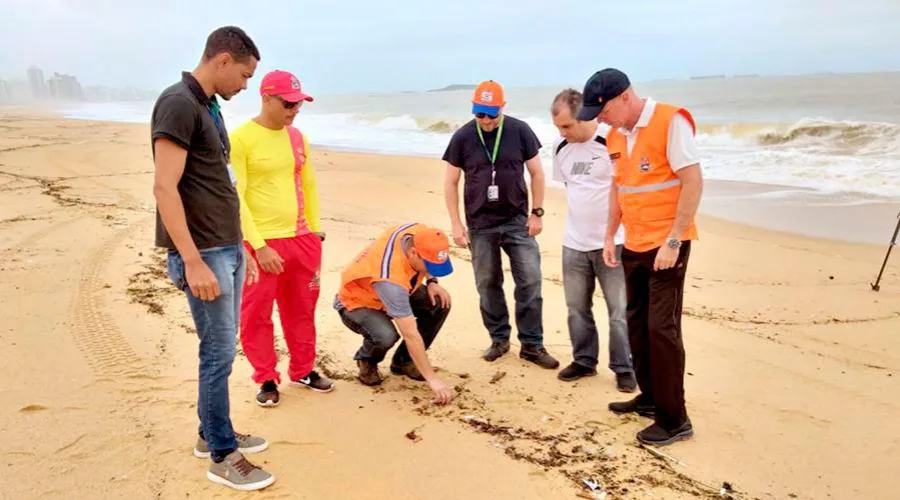 Equipe realiza monitoramento em praias de Vila Velha e não encontra fragmentos de óleo