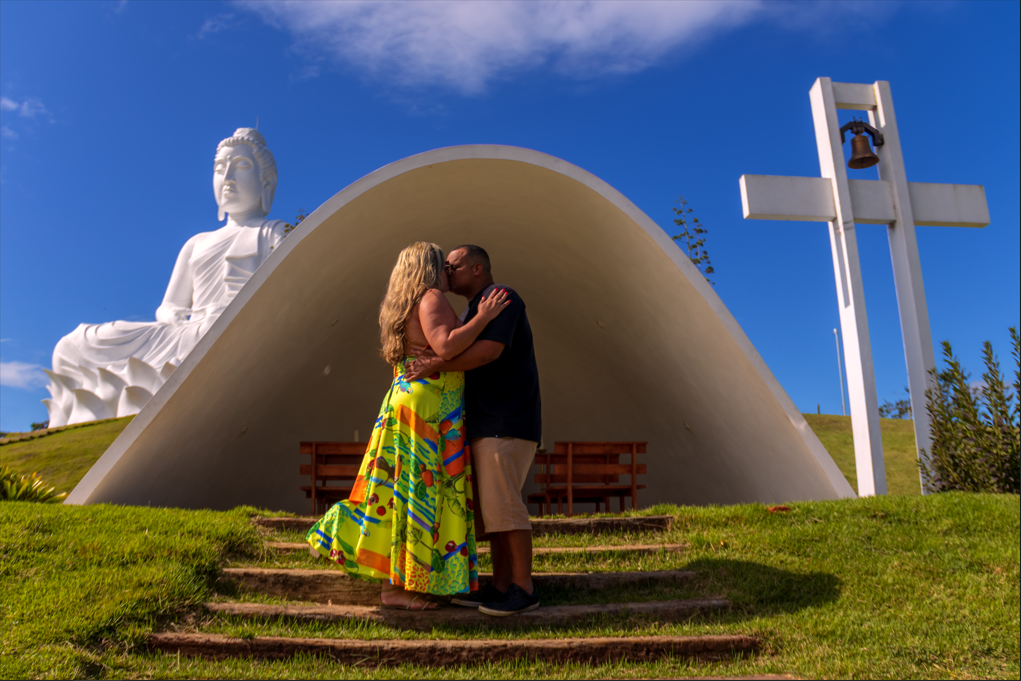 VÍDEO | Turista surpreende namorada com pedido de casamento em mosteiro de Ibiraçu