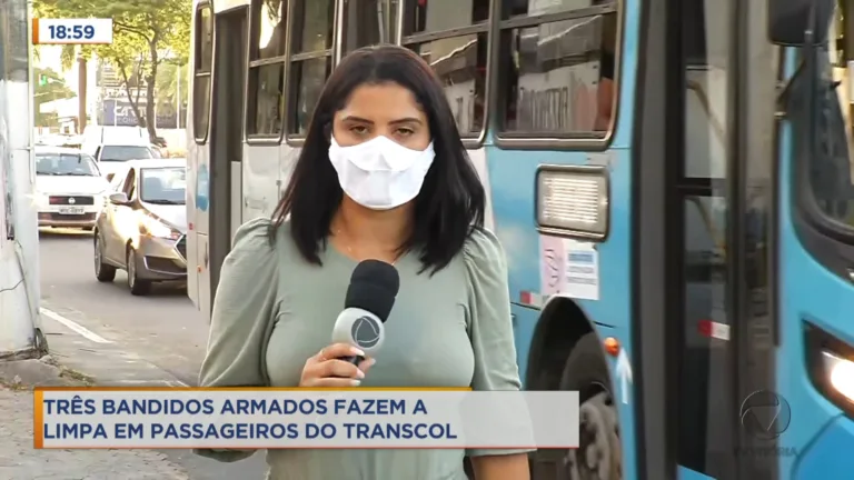 Bandidos armados entram no Transcol e assaltam os passageiros