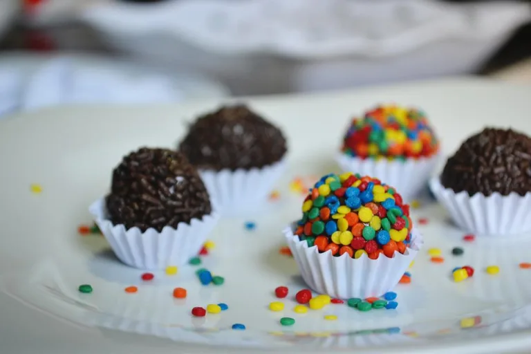 VÍDEO | Brigadeiro para as crianças fazerem sozinhas com apenas quatro ingredientes