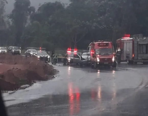 Carro colide frontalmente contra carreta e deixa duas pessoas gravemente feridas na BR 262