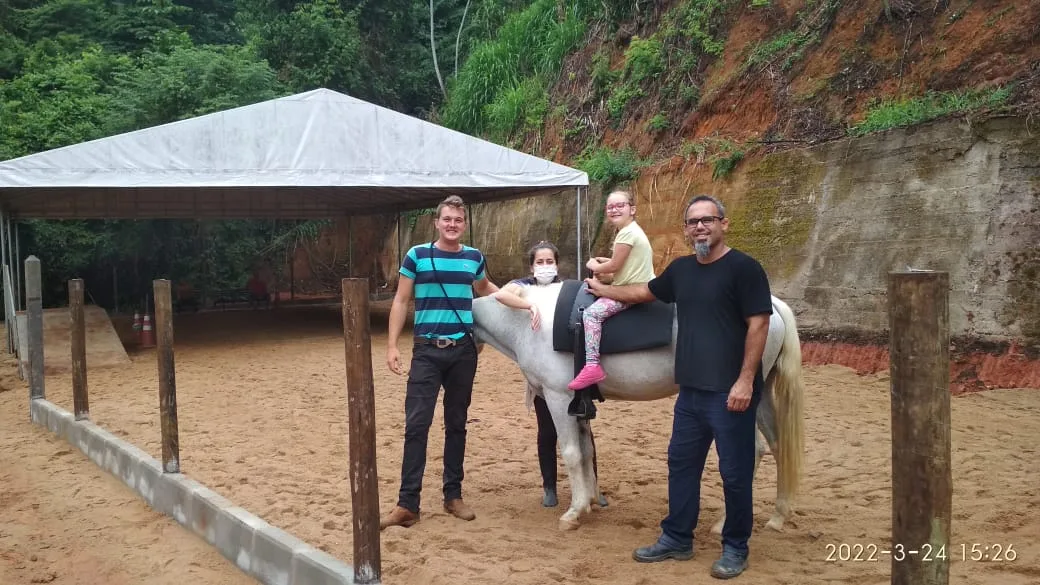 Apae/DM oferece aula de Equoterapia na sede do município