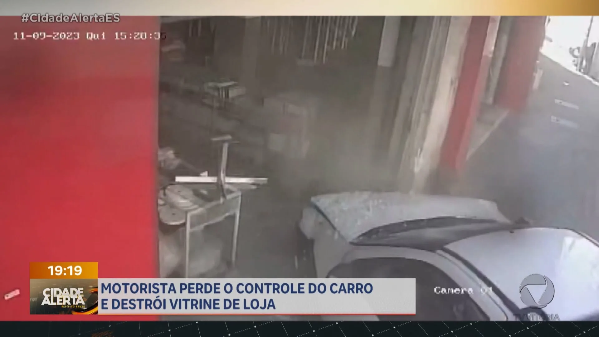 Carro invade loja!