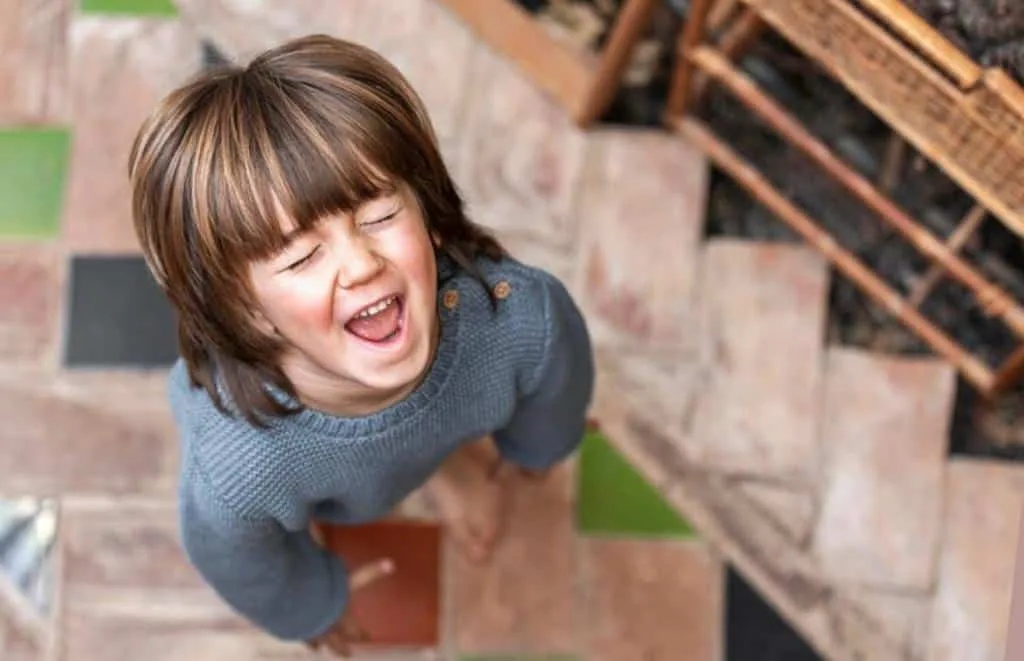 Rouquidão na infância é preocupante? Entenda