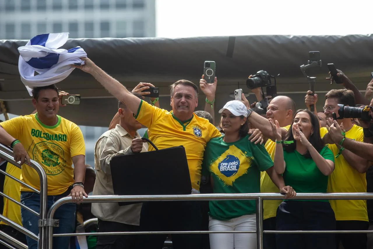 SP – ATO/PRÓ-BOLSONARO/PAULISTA – POLÍTICA – O ex-presidente Jair Bolsonaro (PL), ao lado da esposa Michelle Bolsonaro, acena para apoiadores durante manifestação em seu apoio na Avenida Paulista, em São Paulo, na tarde deste domingo (25). O ato foi convocado após Bolsonaro se tornar alvo de investigação sobre tentativa de golpe de Estado. 25/02/2024 – […]