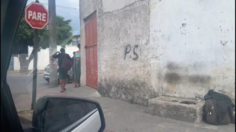 Usuário de drogas é espancado com socos, chutes e pauladas por travesti na Serra