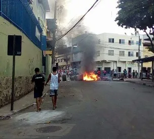 Moradores do Bairro da Penha fecham rua em protesto por morte em confronto com a polícia