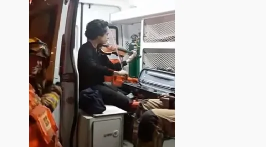 VÍDEO| Mulher capota carro e agradece a bombeiros tocando violino em ambulância