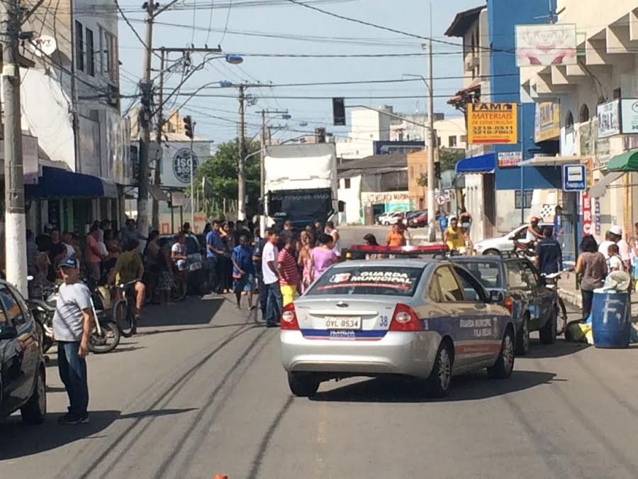 Pedestre é atropelado ao tentar atravessar avenida em Vila Velha