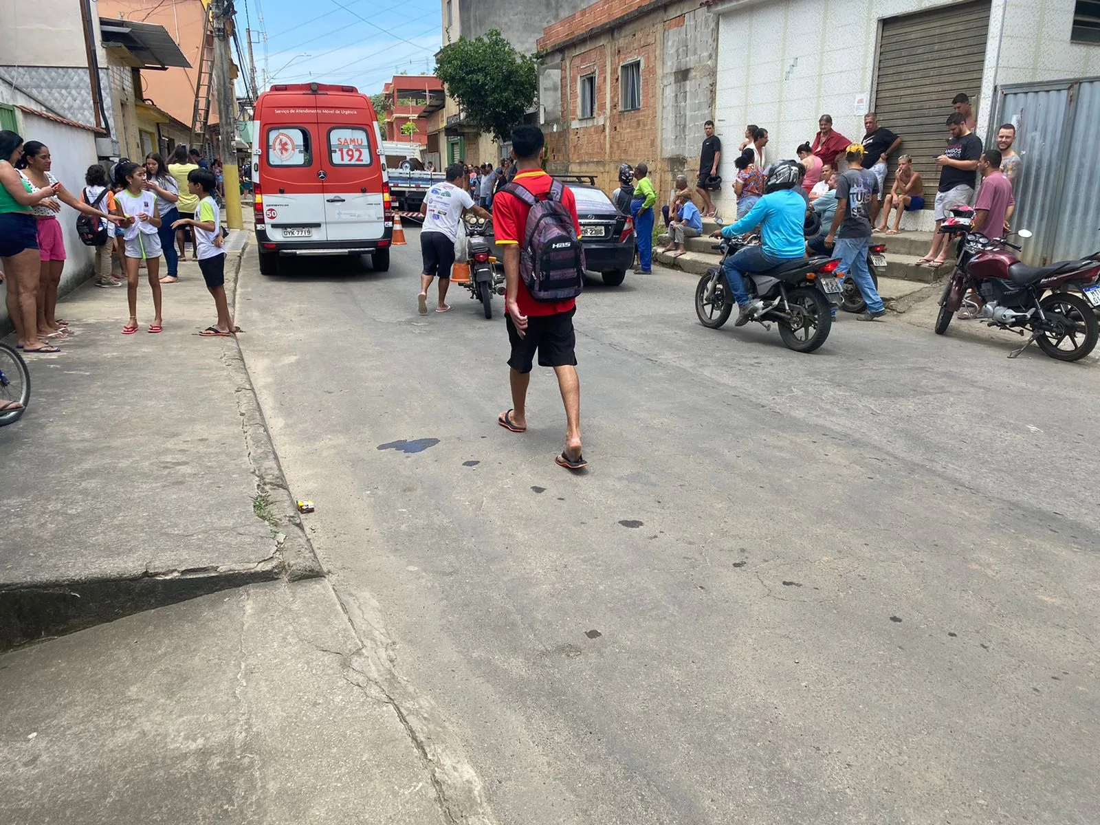 Homem morre eletrocutado após subir em poste em rua de Cariacica