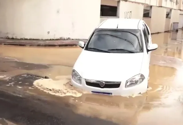 Debaixo d'água: carro afunda em cratera após vazamento em Jardim da Penha