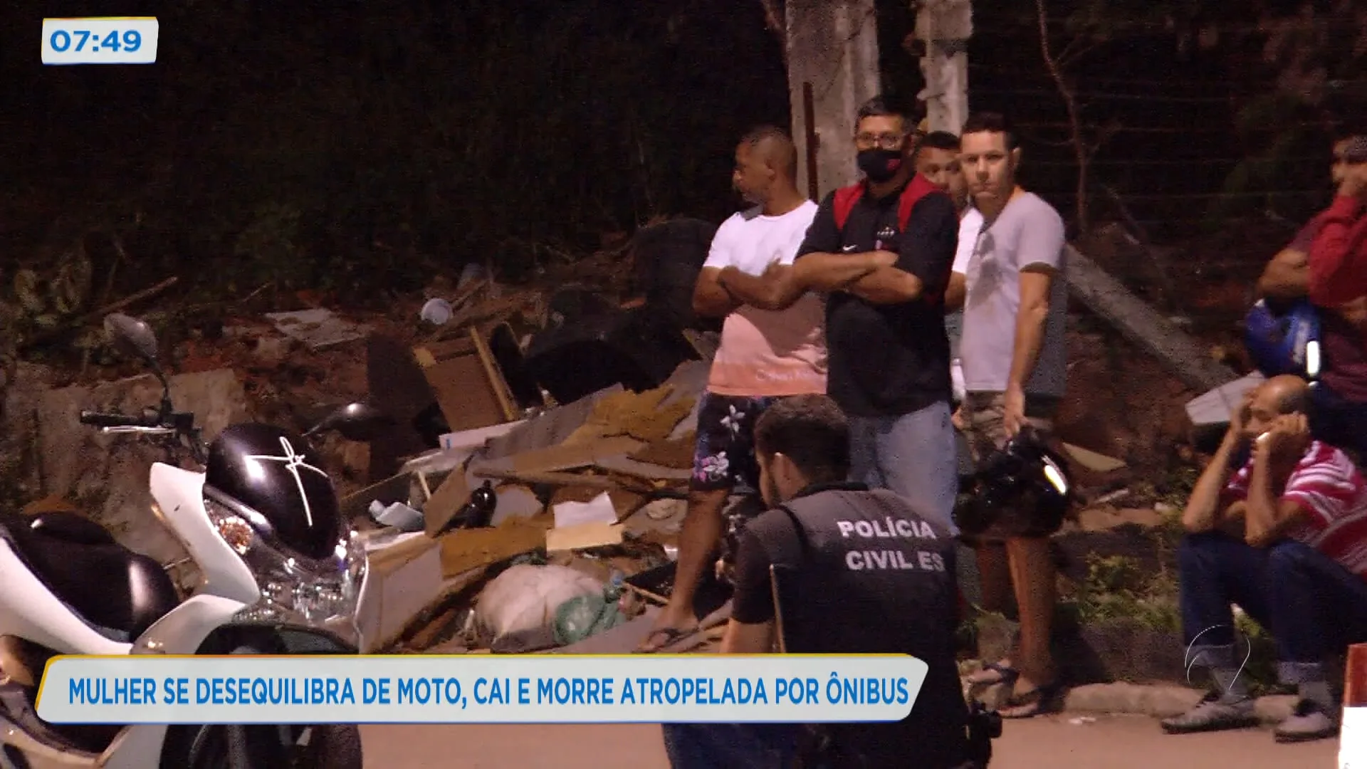 Mulher de desequilibra de moto, cai e morre atropelada por ônibus