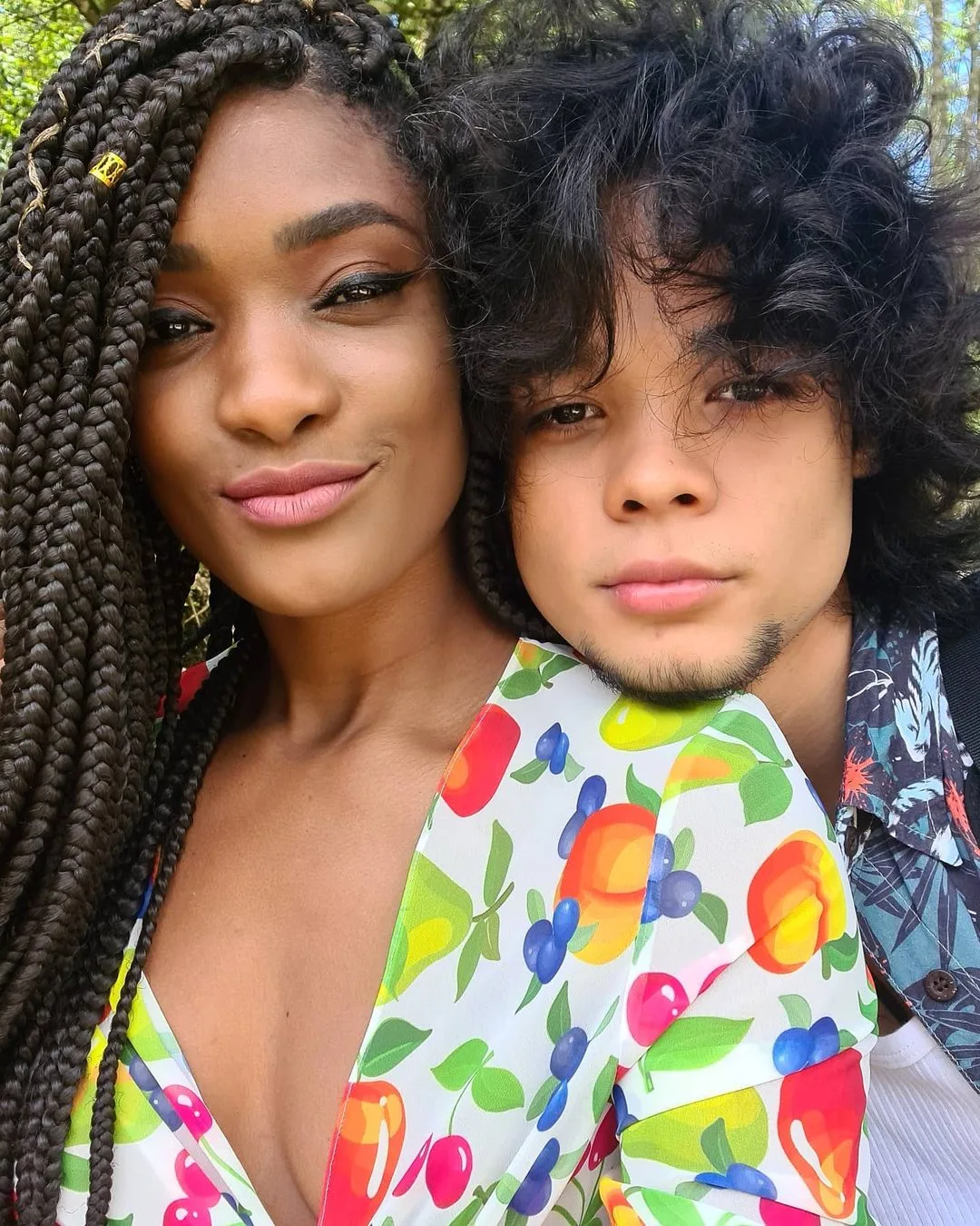 Erika Januza fala sobre namorar filho de Carol Nakamura: - Eu logo disse: sua mãe vai ficar com raiva de mim