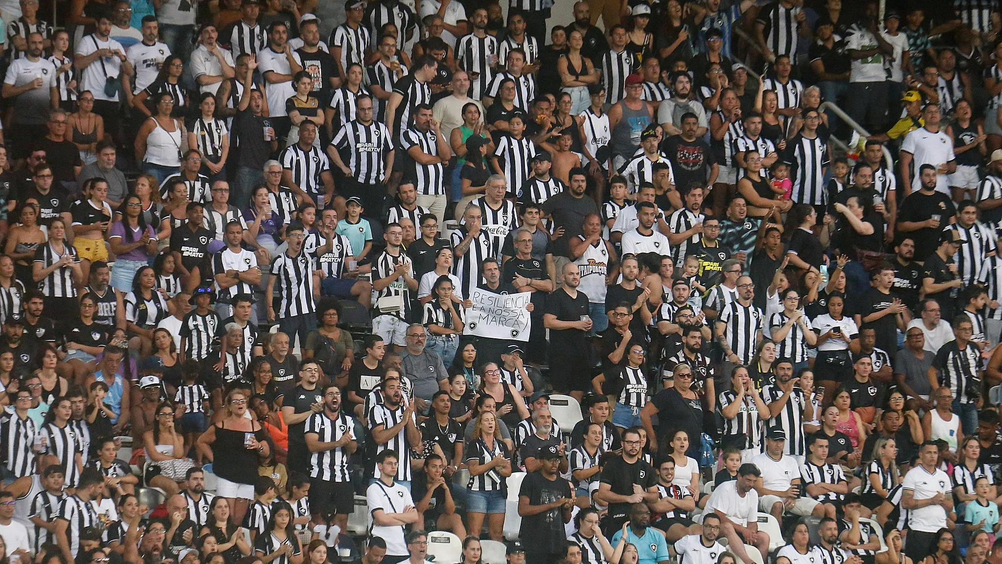 VÍDEO | Torcida do São Paulo tenta atacar botafoguenses após o jogo