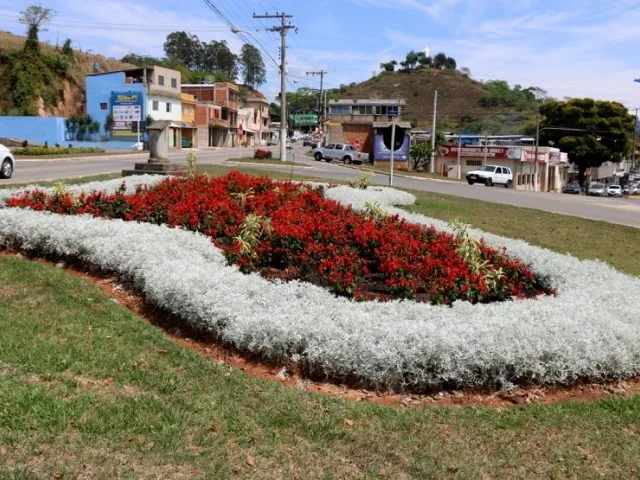 Manutenção dos canteiros centrais de Guaçuí é intensificada