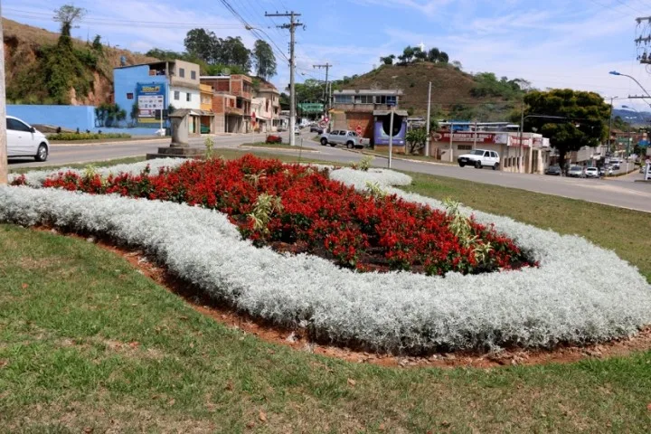 Manutenção dos canteiros centrais de Guaçuí é intensificada