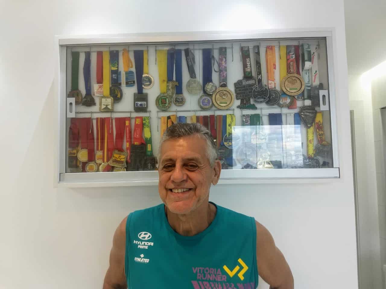 Coronavírus: idoso faz meia maratona em casa e se prepara para 42km