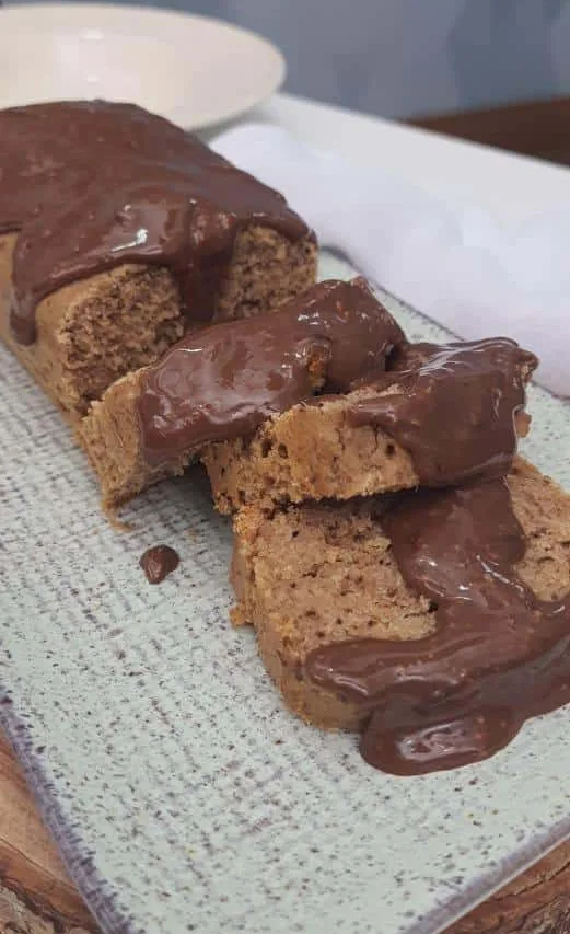 Pega leve! Como fazer bolo de banana com nozes e chocolate quente