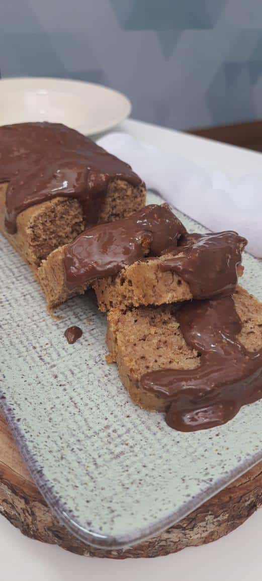 Pega leve! Como fazer bolo de banana com nozes e chocolate quente