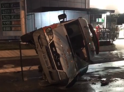 VÍDEO | Ambulância com mulher que havia acabado de dar à luz se envolve em acidente em Vitória