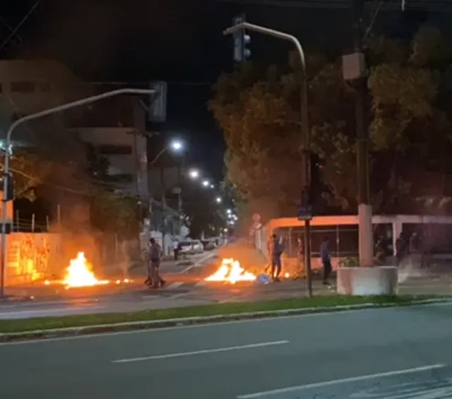 VÍDEOS | Moradores fazem barricadas com fogo em avenidas de Vitória após morte de jovem