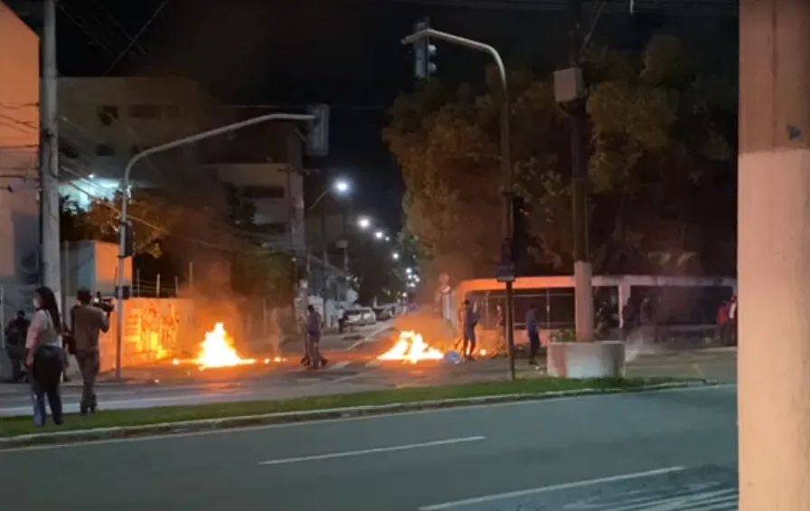 VÍDEOS | Moradores fazem barricadas com fogo em avenidas de Vitória após morte de jovem