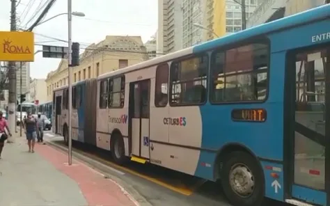 VÍDEO | Manifestação deixa trânsito parado em Vitória