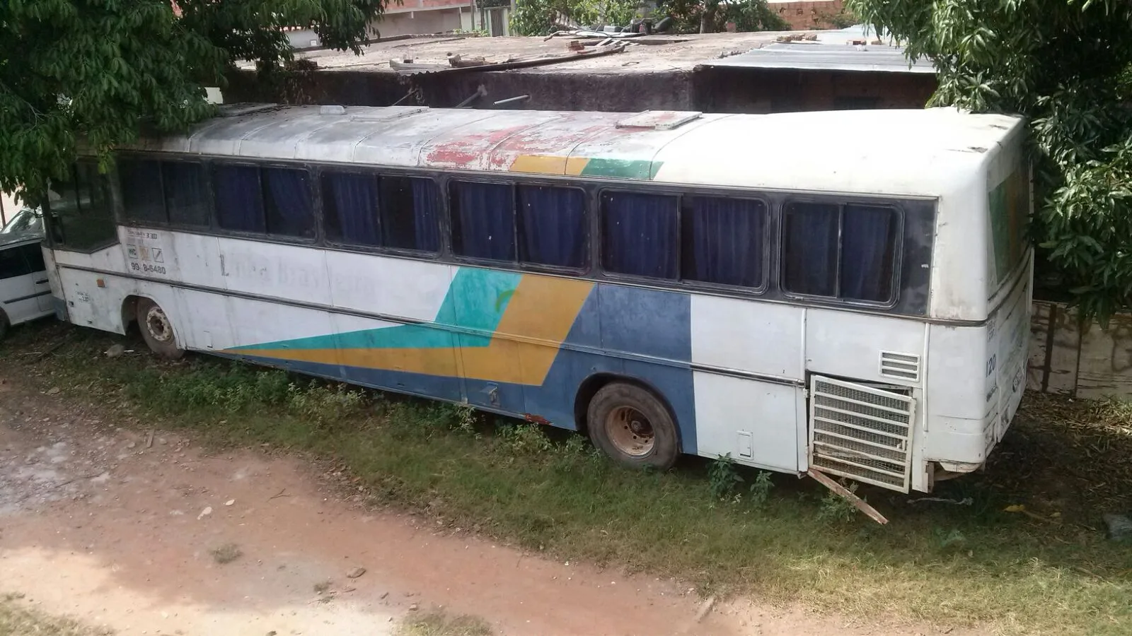 Ônibus abandonado é usado para sexo e abrigo para usuário de drogas na Serra