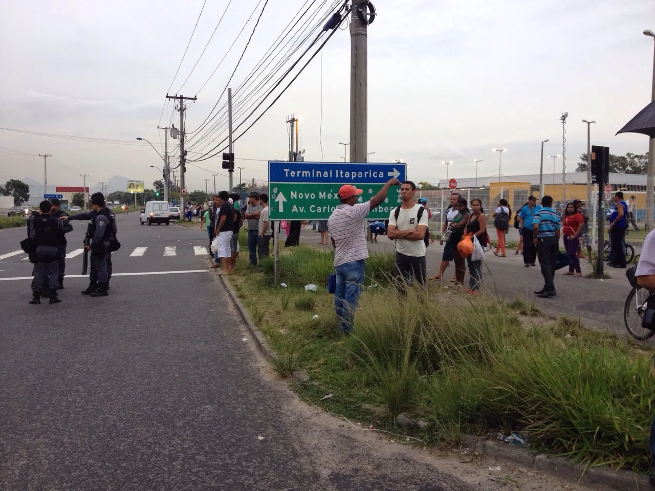 Ônibus apedrejado e rodovia fechada em protesto por fechamento de terminal em Vila Velha