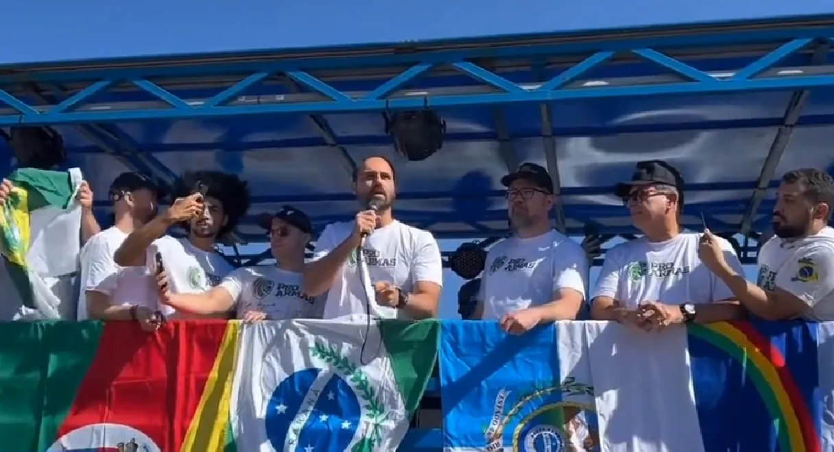 Professora pede investigação após Eduardo Bolsonaro comparar profissão com traficantes