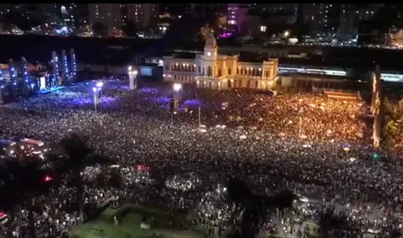 Cantora Marília Mendonça reúne multidão em show surpresa em praça de Belo Horizonte