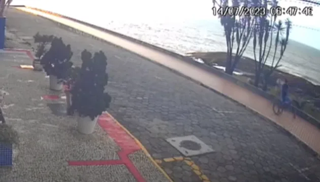 VÍDEO | Para roubar a aliança, ladrão morde mulher em Guarapari