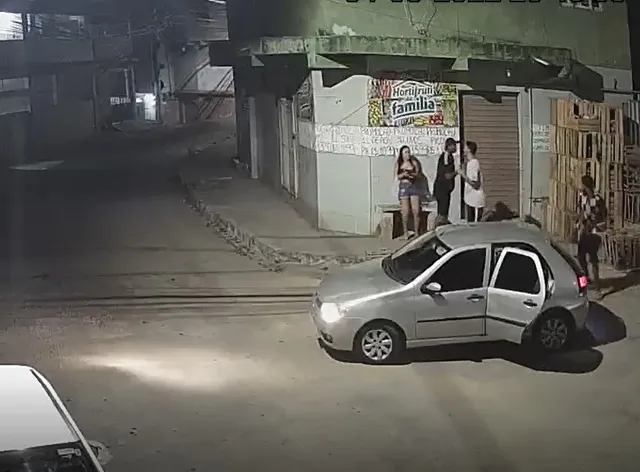 VÍDEO | Casal é assaltado enquanto esperava amigo em Vila Velha