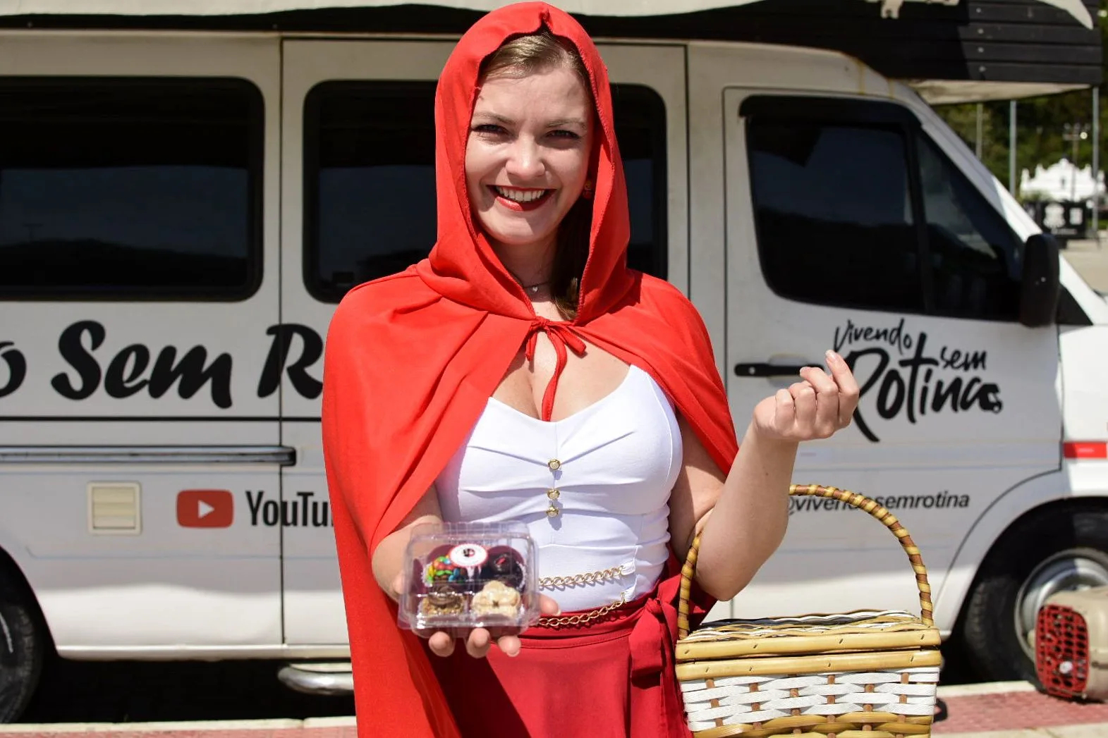 "Chapeuzinho Vermelho" desembarca na Prainha para vender doces