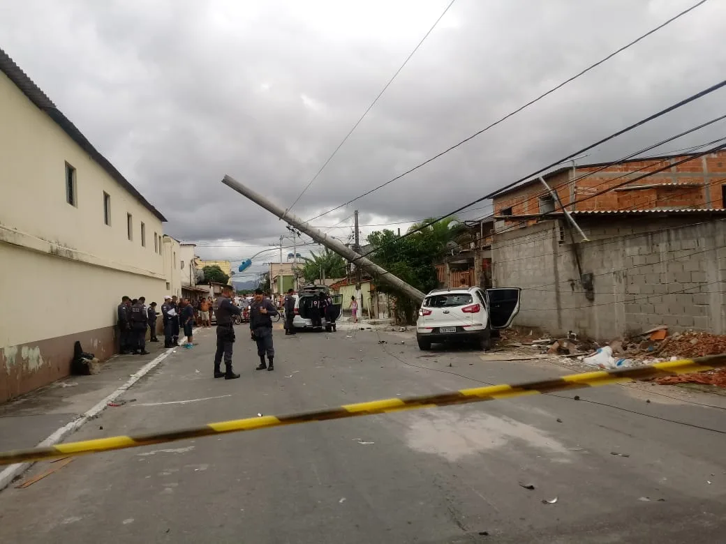 Carro colide em moto, bate em poste e motociclista morre em Vila Velha