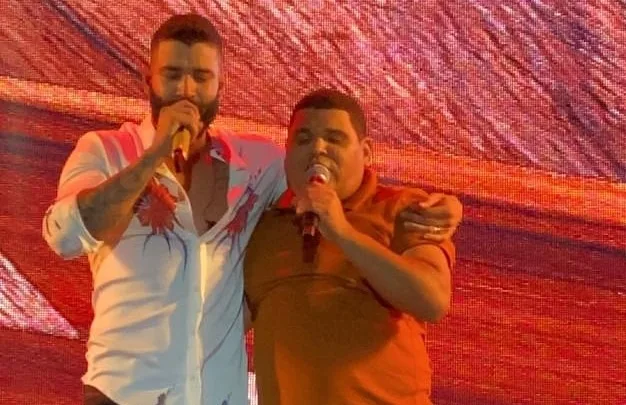 VÍDEO | Fã realiza sonho e canta com Gusttavo Lima durante show em Guriri