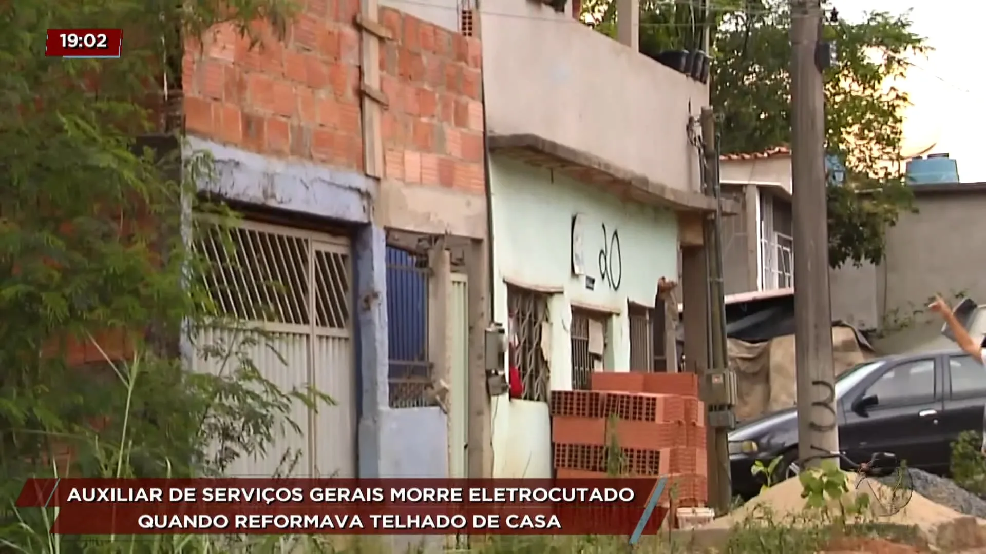 Auxiliar de serviços gerais morre eletrocutado quando reformava telhado de casa